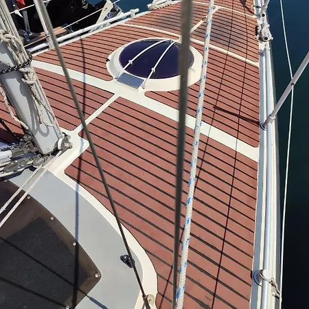 Botel Bateau A Quai St Raphael, 4 Couchages , Voilier Etap 28i