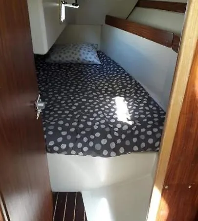 Bateau A Quai St Raphael, 4 Couchages , Voilier Etap 28i Botel