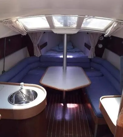 Bateau A Quai St Raphael, 4 Couchages , Voilier Etap 28i 船上ホテル Saint-Raphaël