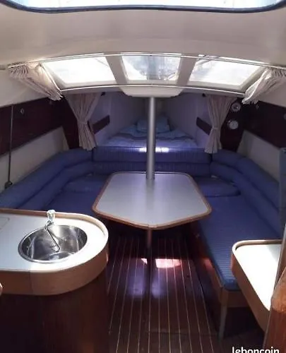 Bateau A Quai St Raphael, 4 Couchages , Voilier Etap 28i 船上ホテル Saint-Raphaël