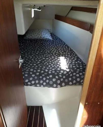 Bateau A Quai St Raphael, 4 Couchages , Voilier Etap 28i 船上ホテル